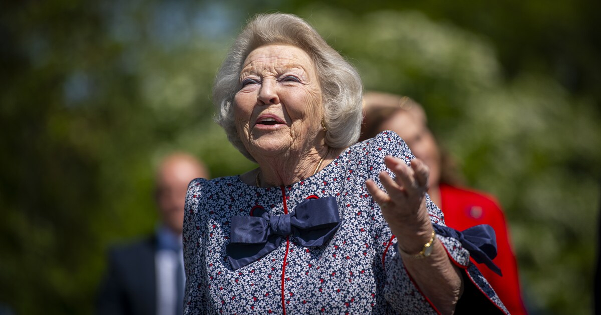 Prinses Beatrix geeft een masterclass in koninklijk wuiven
