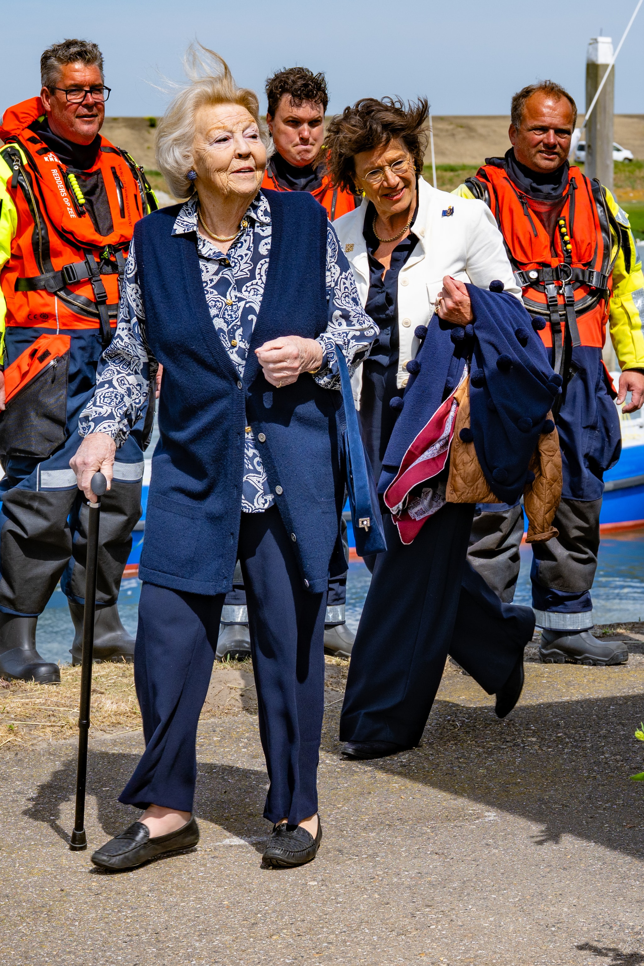 Prinses Beatrix hou je niet op de wal als er gevaren kan worden: stok ...