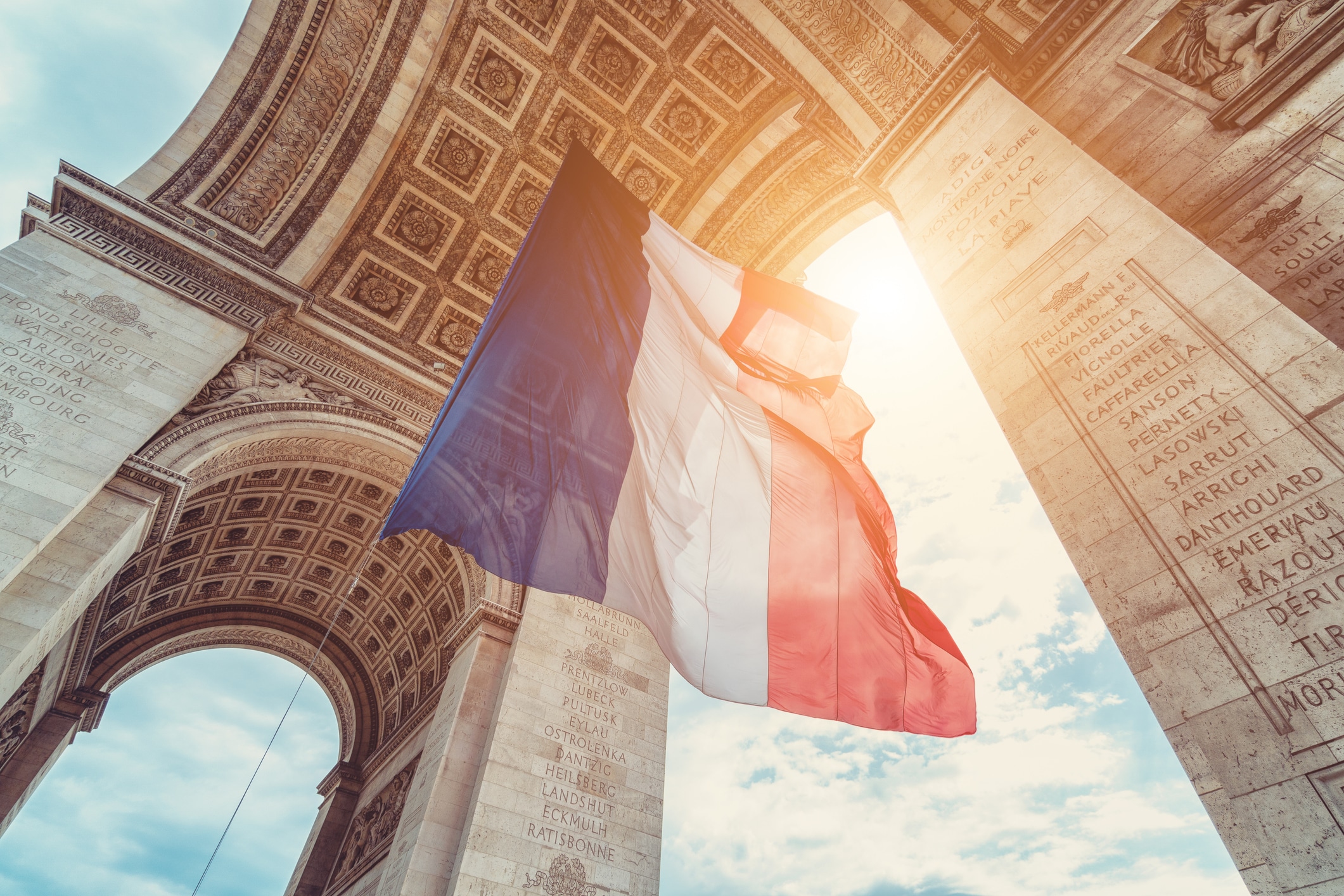 De Franse vlag onder de Arc de Triomphe