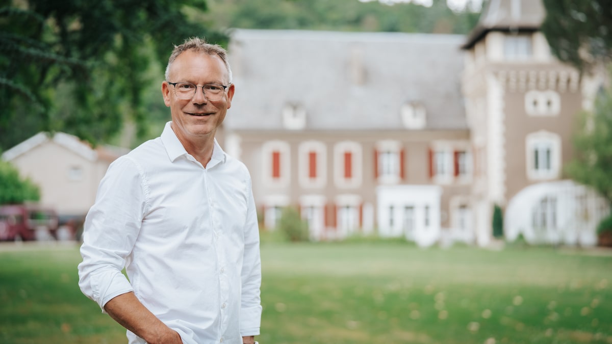 Zó zag Illya uit 'B&B vol liefde' 2025 er vroeger uit (en hij lijkt op deze  BN'er) | Libelle
