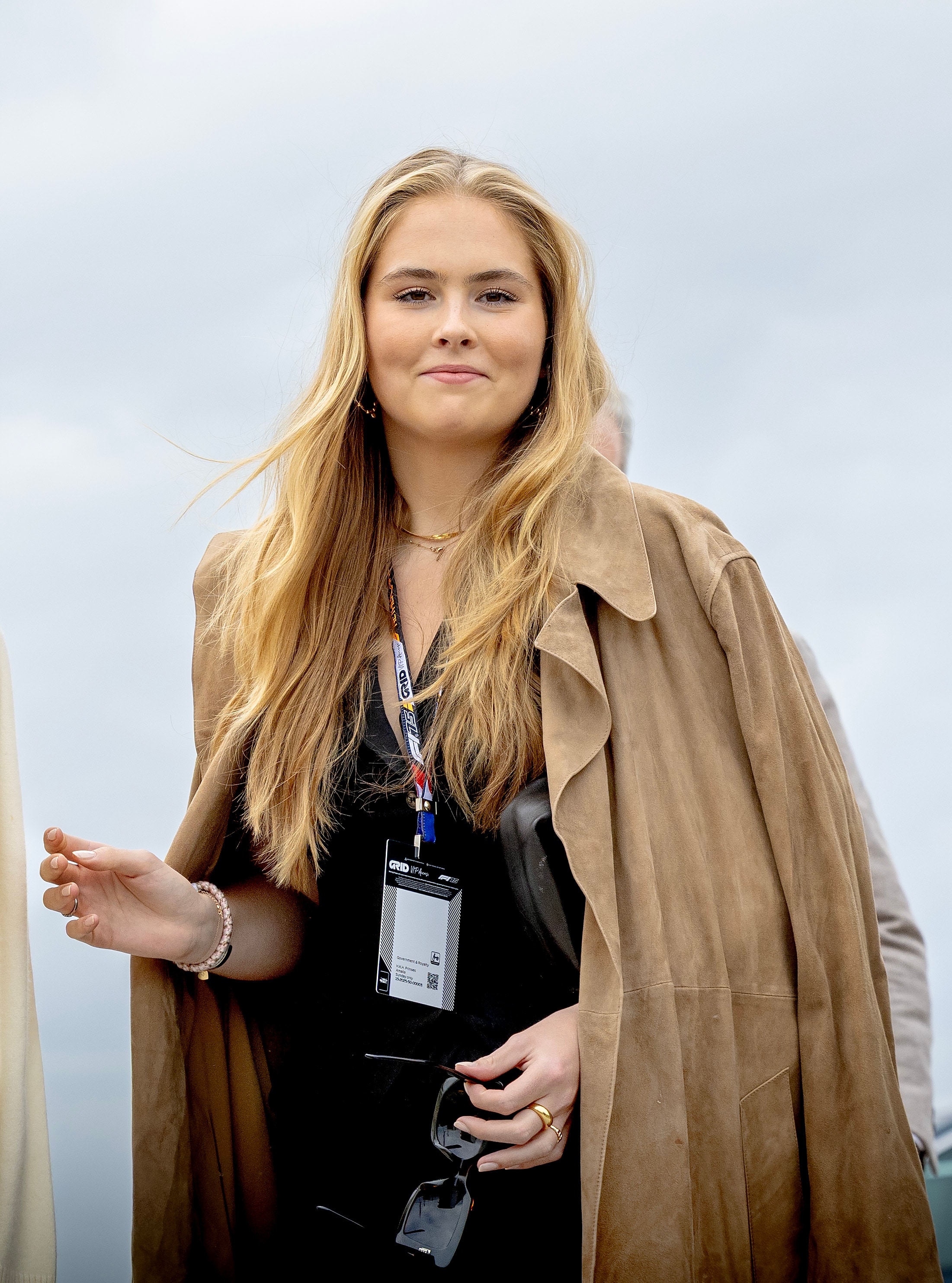 Het was warm in Zandvoort, de jas hing al snel over haar arm