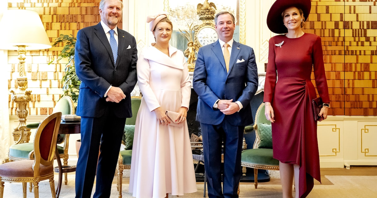 Koningin Máxima werkt thuis, maar wel heel chic met een enorme hoed op