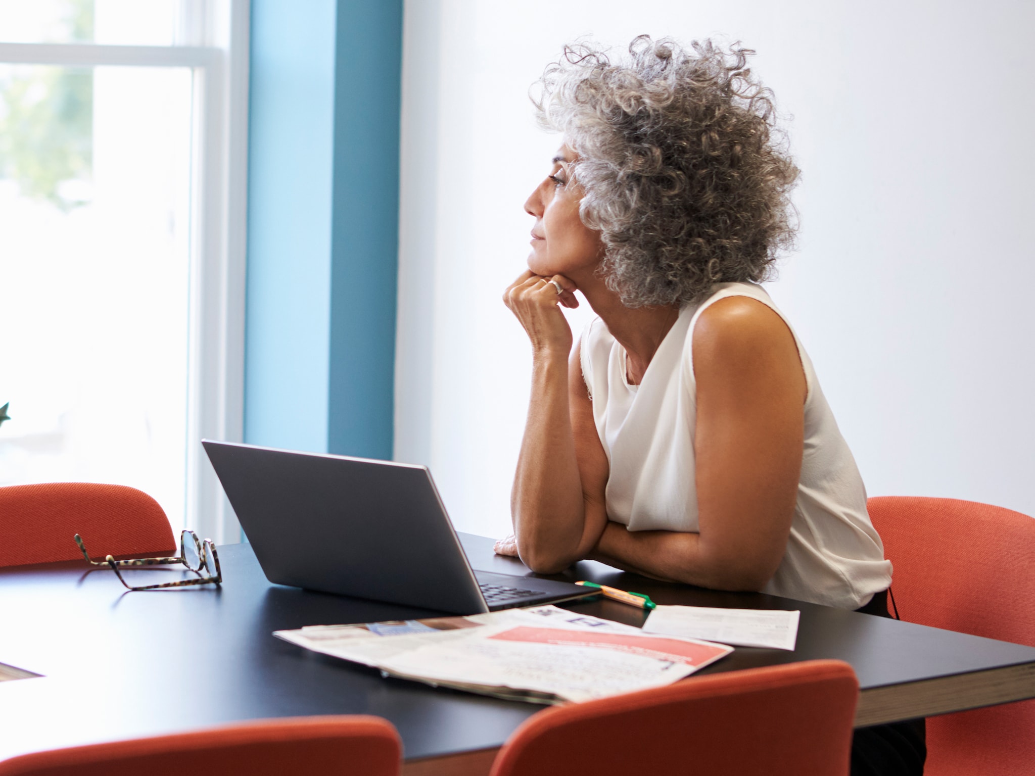 Het geldgeheim van Esther (58): “Mijn partner denkt dat ik niet weet hoe  crypto werkt, terwijl ik al €65.000 winst heb”