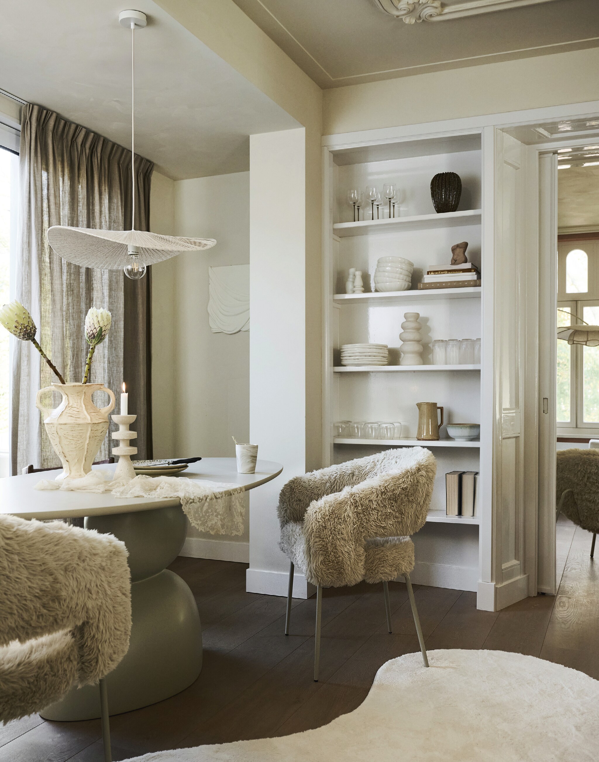 Een wit interieur kil? Welnee, zo style je het gezellig en warm