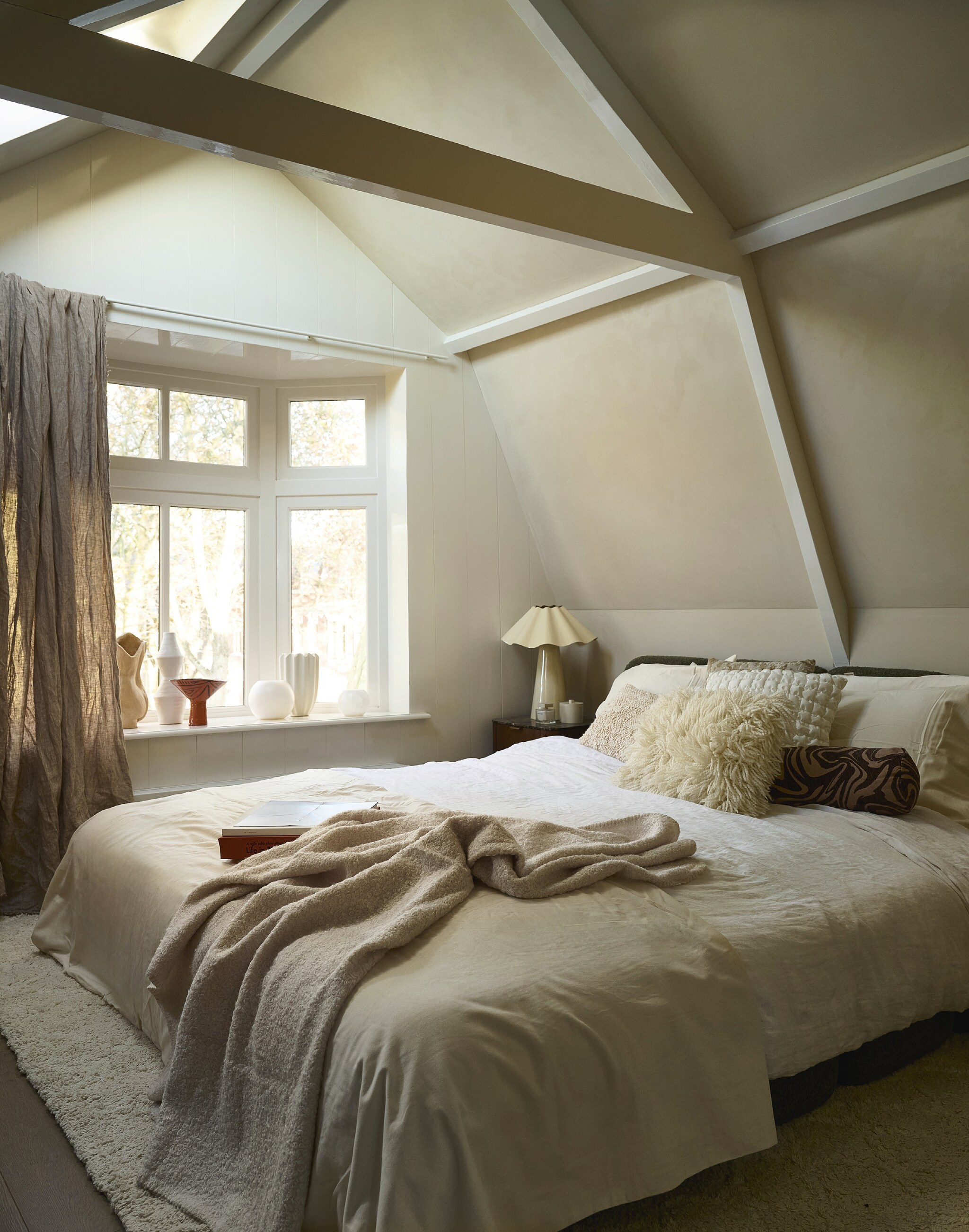 Een wit interieur kil? Welnee, zo style je het gezellig en warm