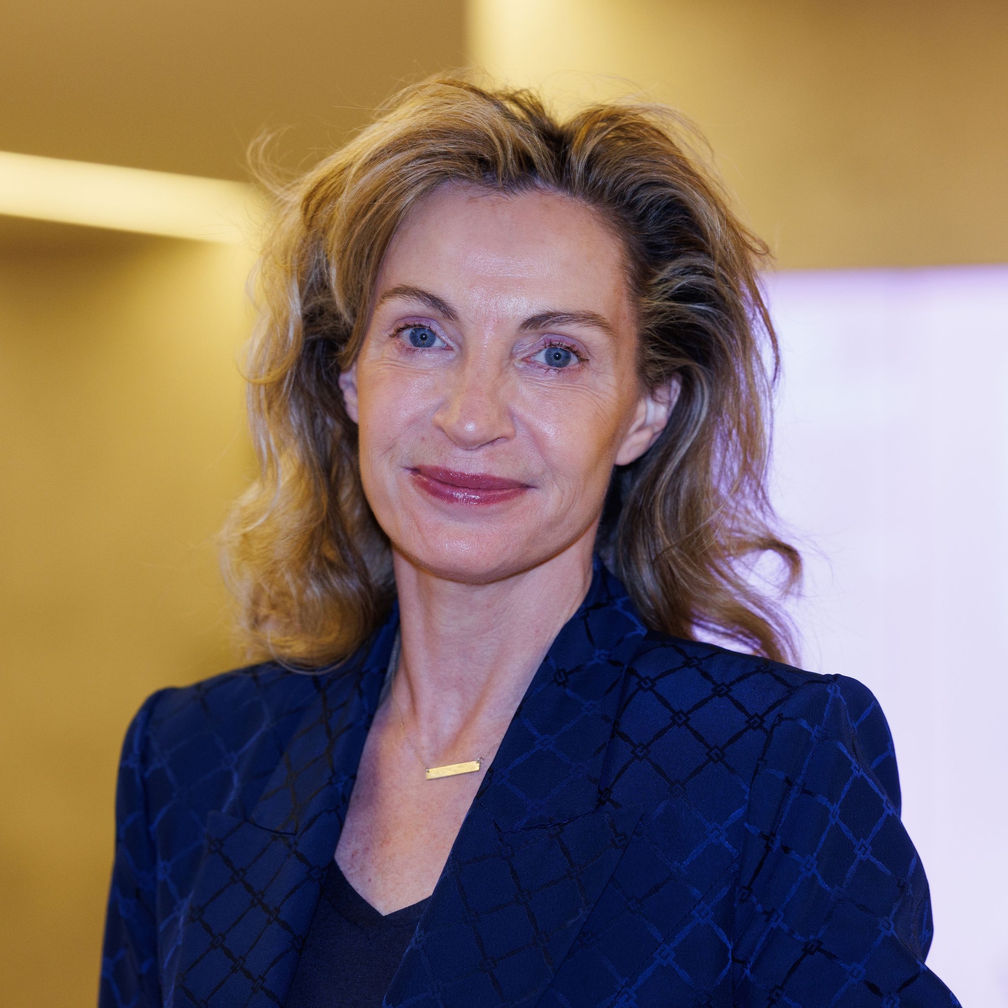 Eva Jinek openhartig over nieuwe talkshow: “Ik kan mijn kinderen naar  school brengen”