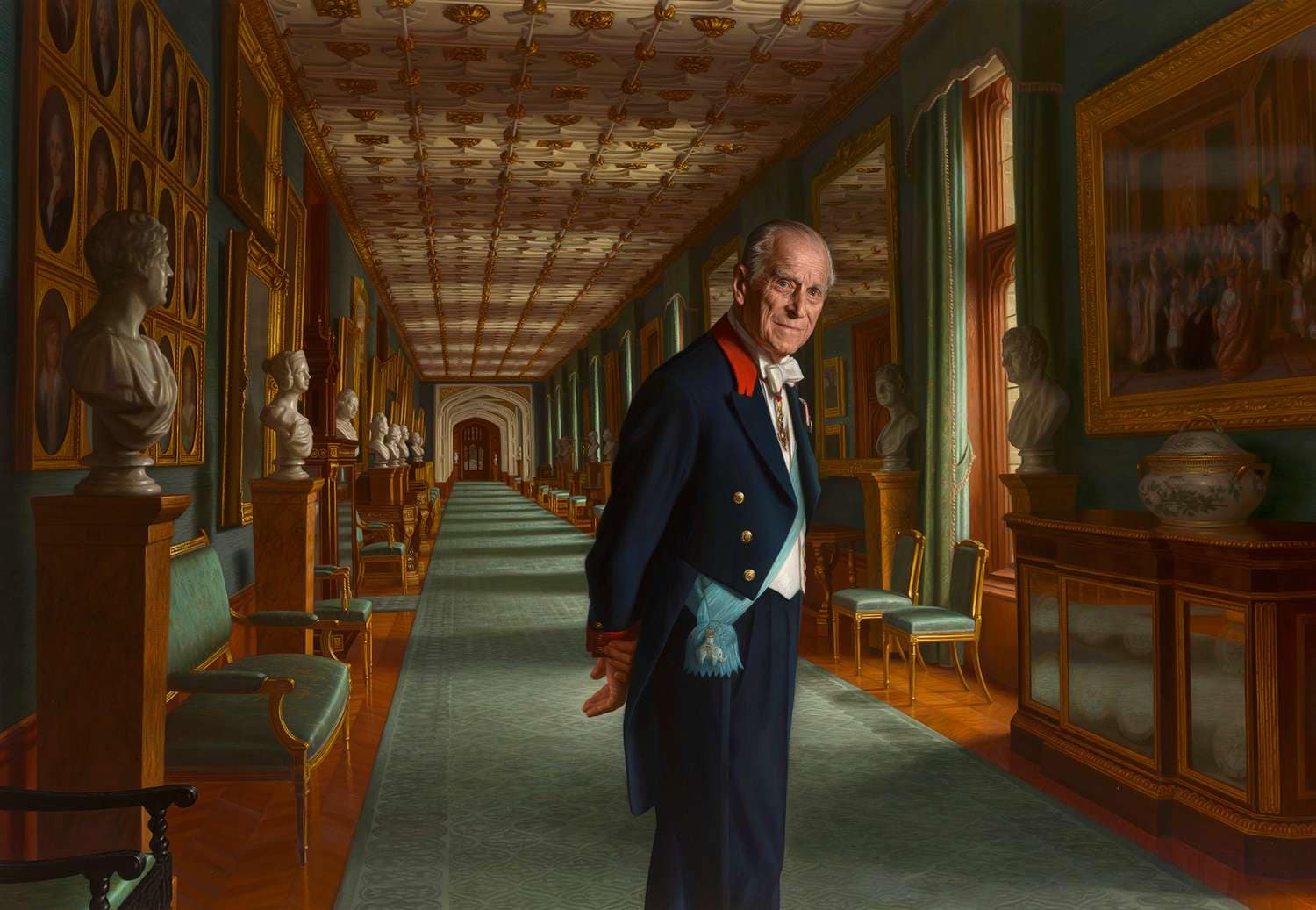 Ex-prins Andrew blijkt ook nog losse handjes te hebben (en zijn vader ...