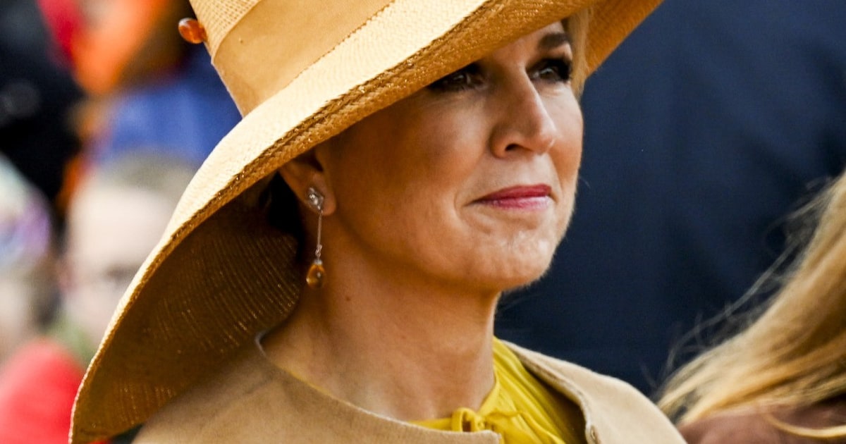 Koningsdag in Dokkum: koningin Máxima straalt in zonnig geel