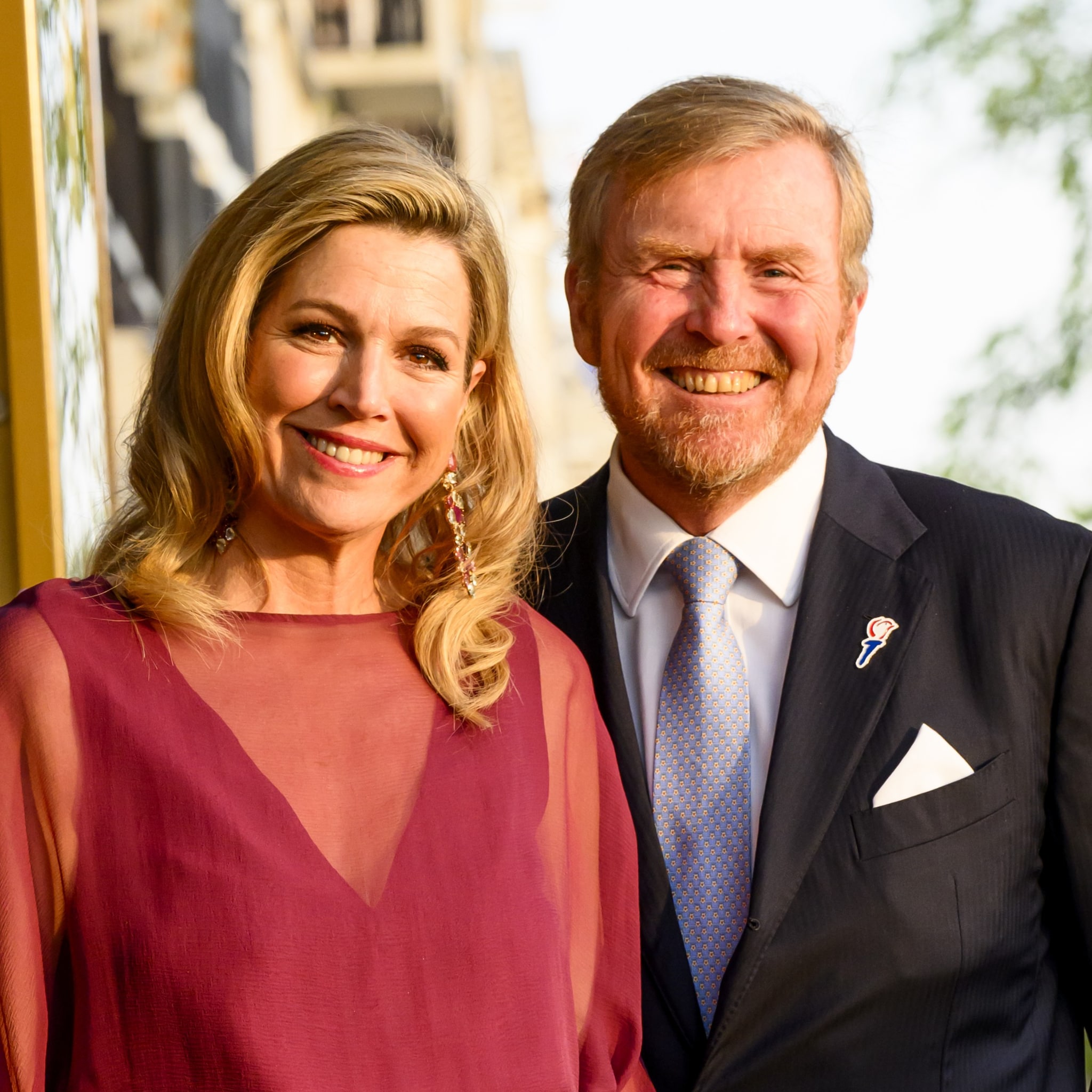 Koningin Máxima gloeit in dieproze op de Amstel