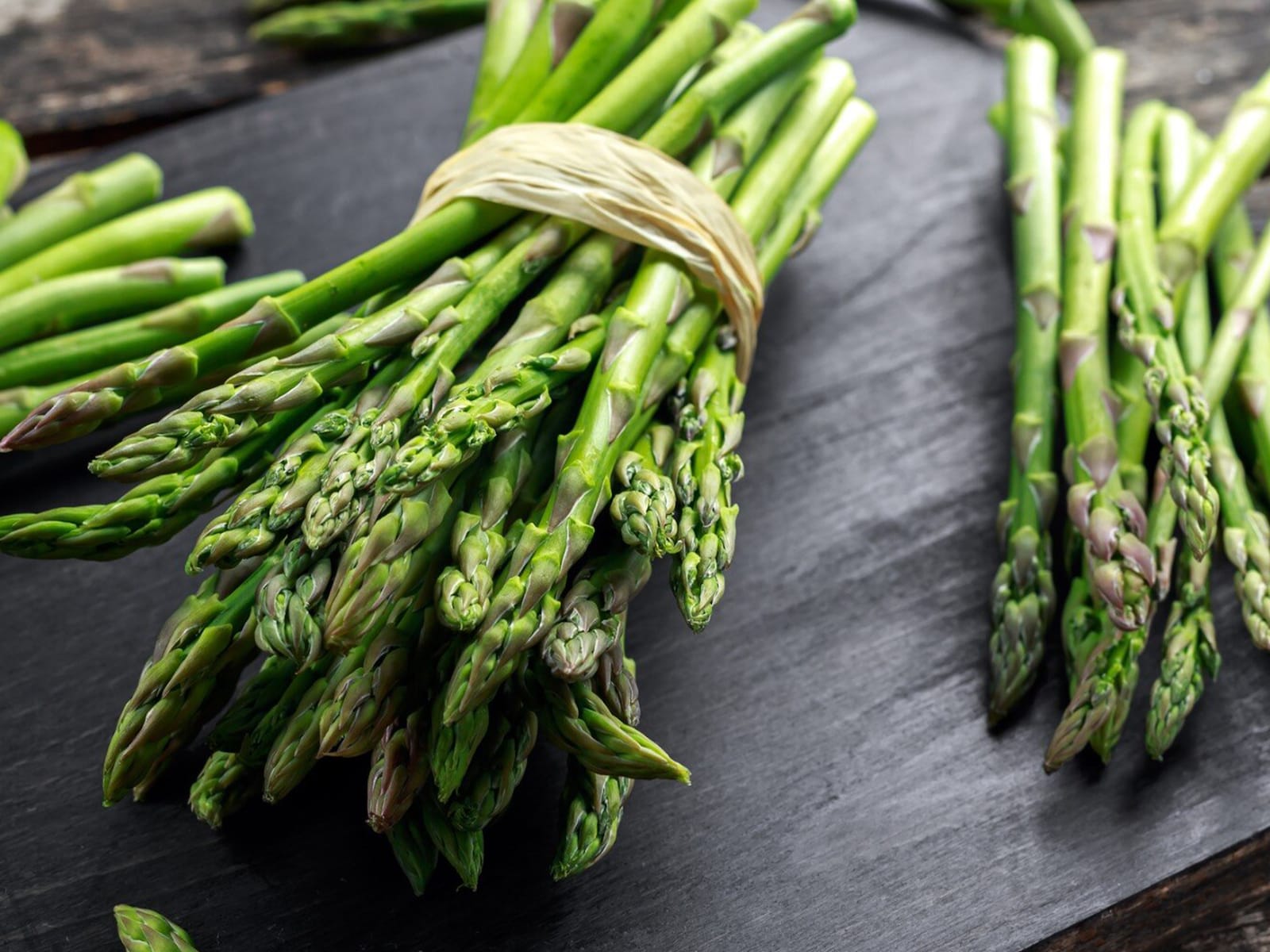 Je asperges snel ‘slap’? Met déze truc blijven ze dagen langer goed
