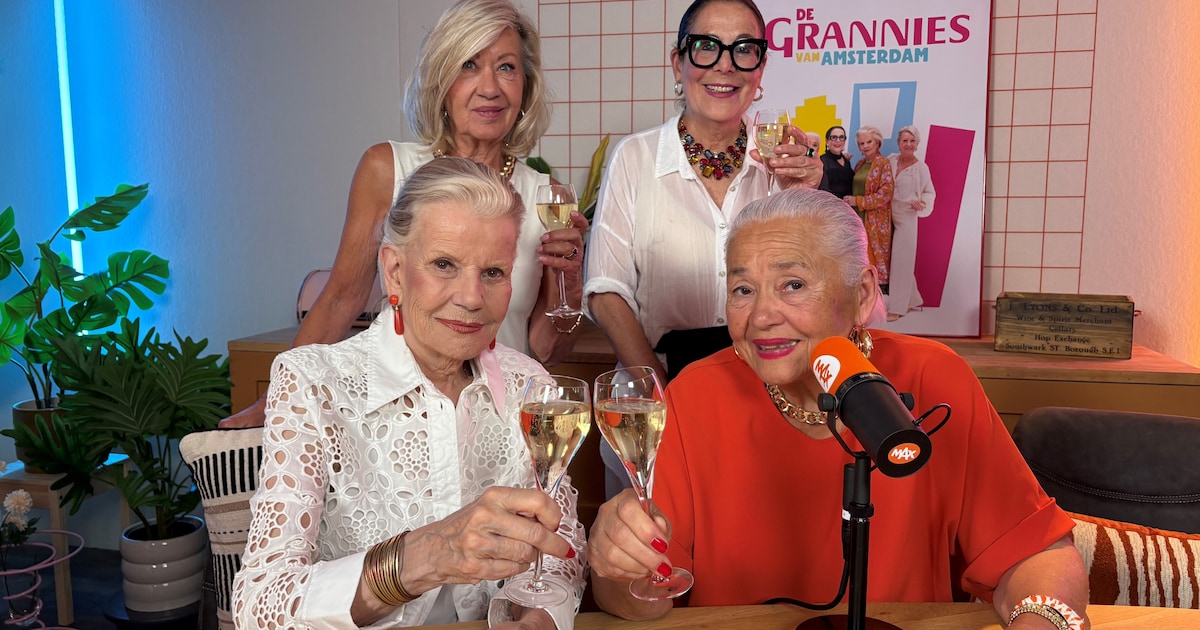 ‘De grannies van Amsterdam’ halen flink bedrag op voor het goede doel met naaktkalender