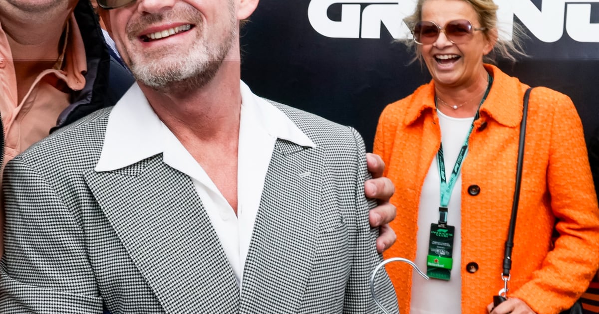 Prins Bernhard en prinses Mabel onafscheidelijk op Grand Prix Zandvoort