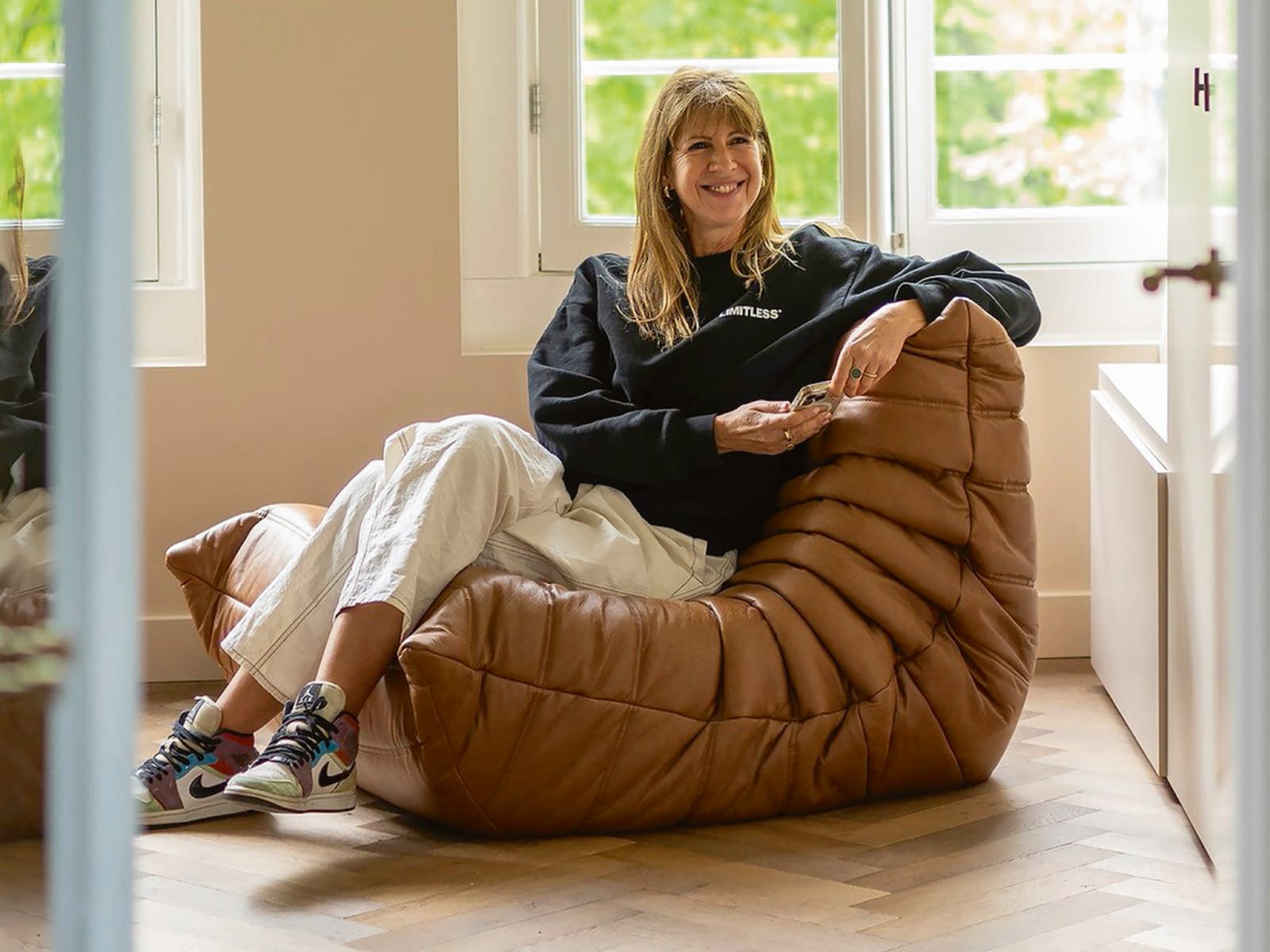 Isa Hoes voelde zich niet gelukkig in haar nieuwe huis, hoe mooi de witte muren ook leken. Ze miste warmte, kleur en iets eigens om zich heen. In haar Amsterdamse bovenhuis vertelt ze hoe haar interieur haar nu weer blij maakt en rust geeft.