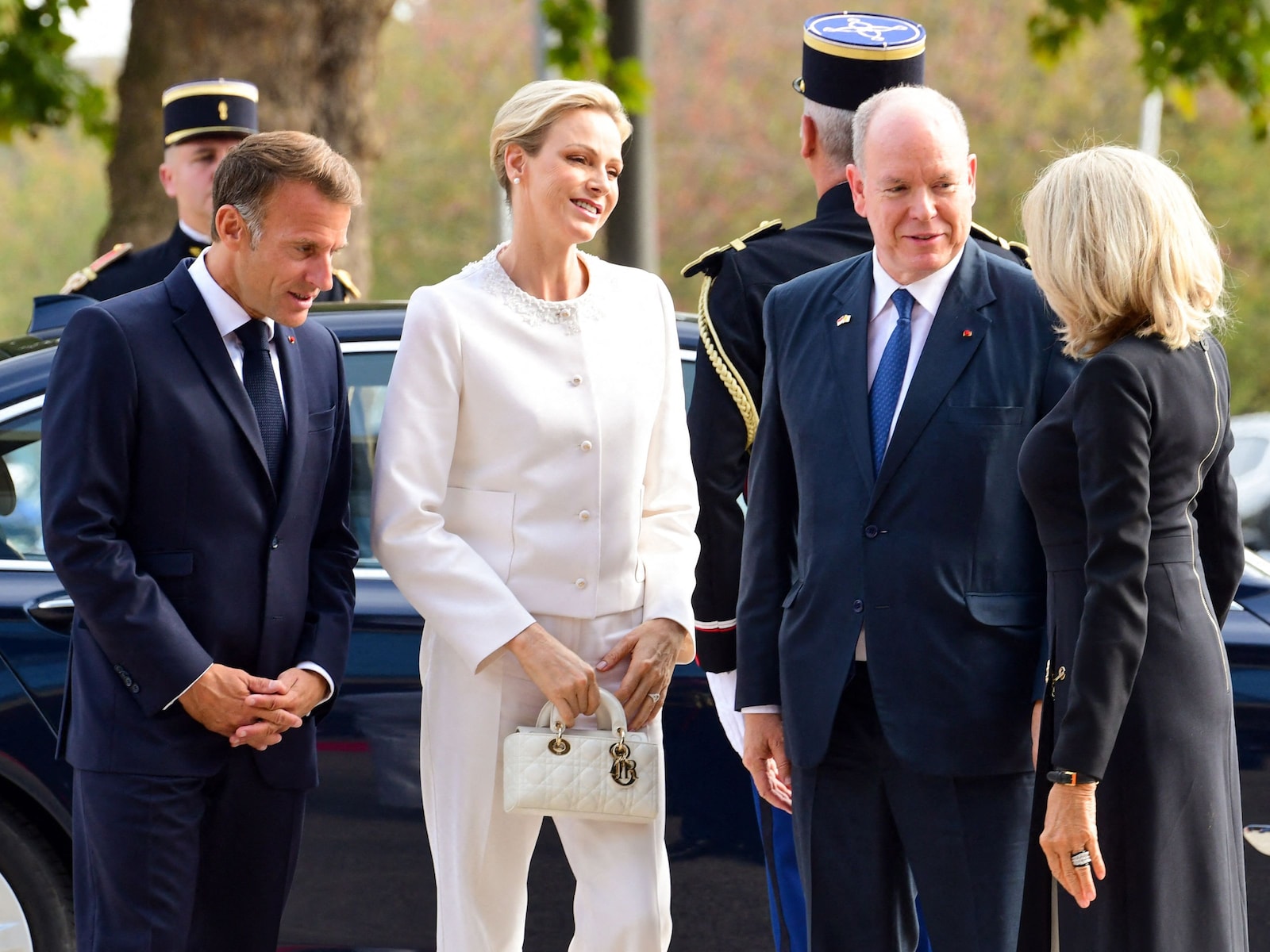 Charlène droeg een Dior-jasje van €9.500, maar Macron stal in Metz de show als prins van Andorra