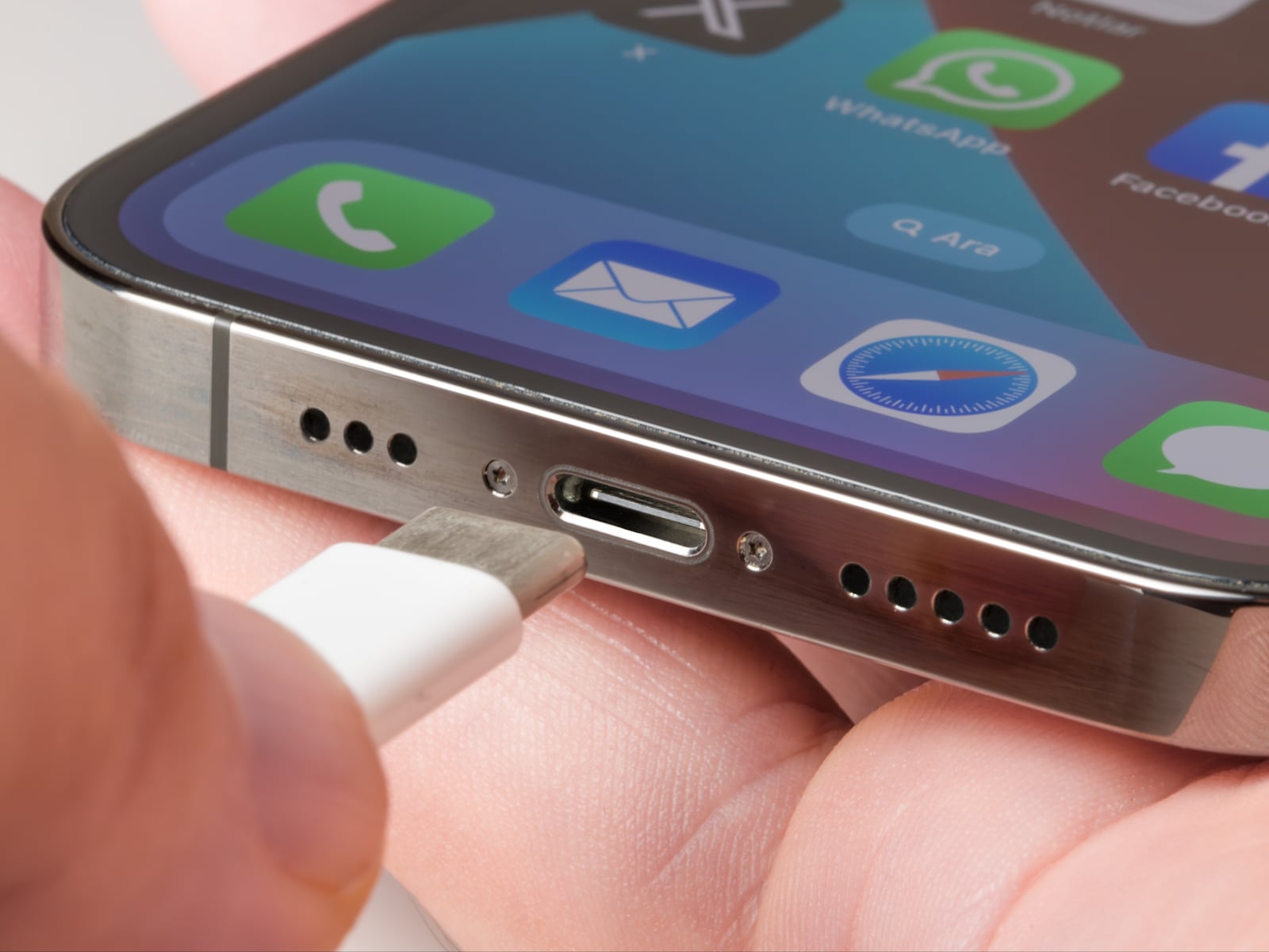 Laad jij je telefoon altijd op tot 100%? Met de 20-80-truc gaat de batterij van je telefoon écht langer mee