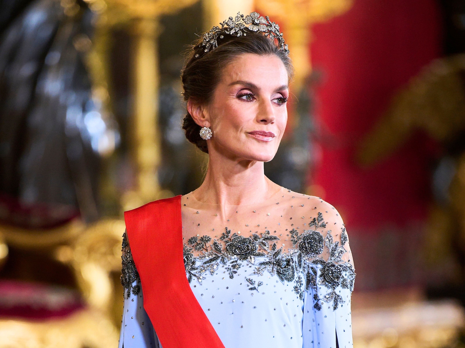 Koningin Letizia leent een jurk van €4.875 voor het staatsbanket en dat is veel geld voor polyester