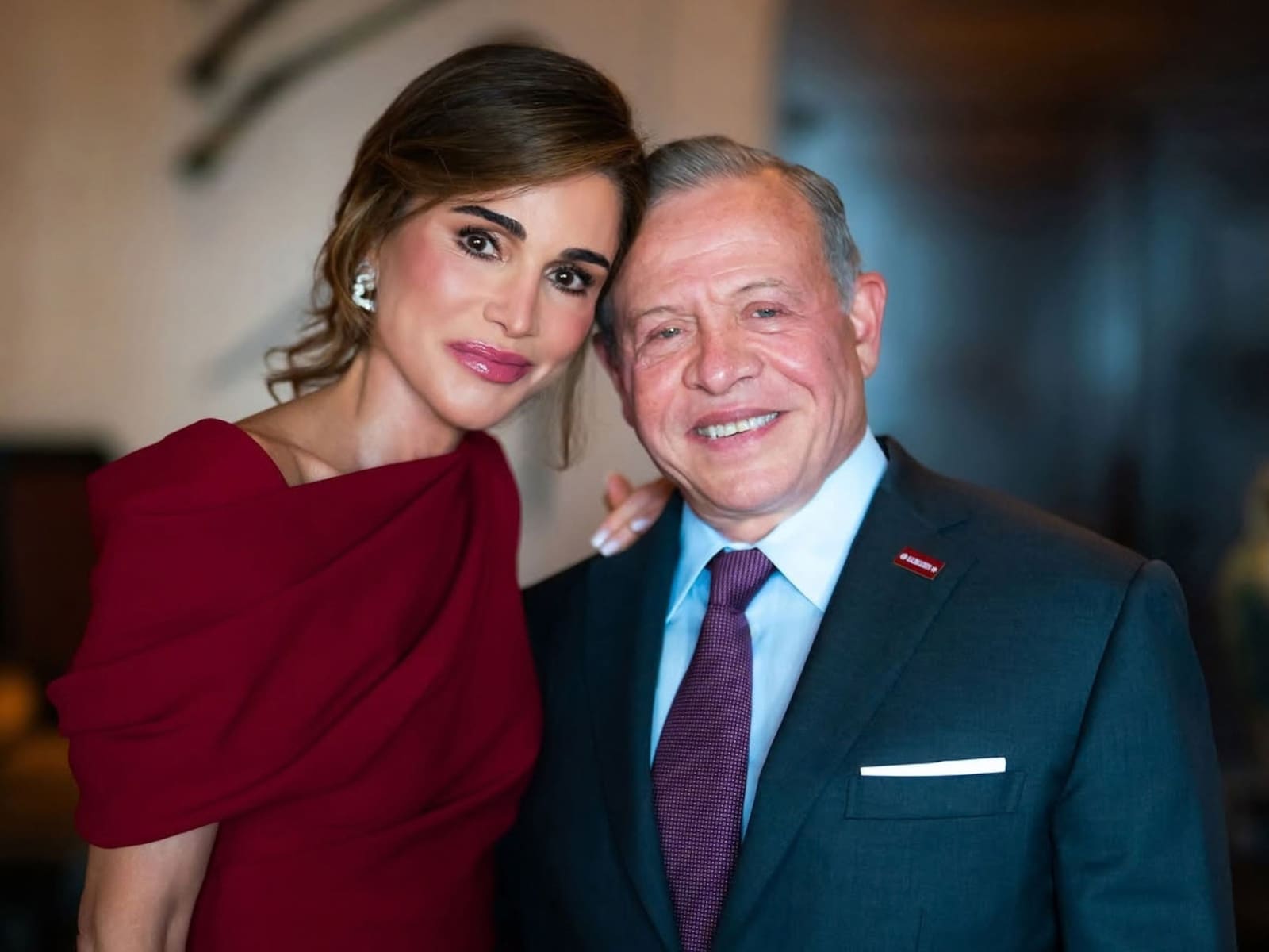 Tante Rania kwam in een jurk die bijna de show stal van de bruid