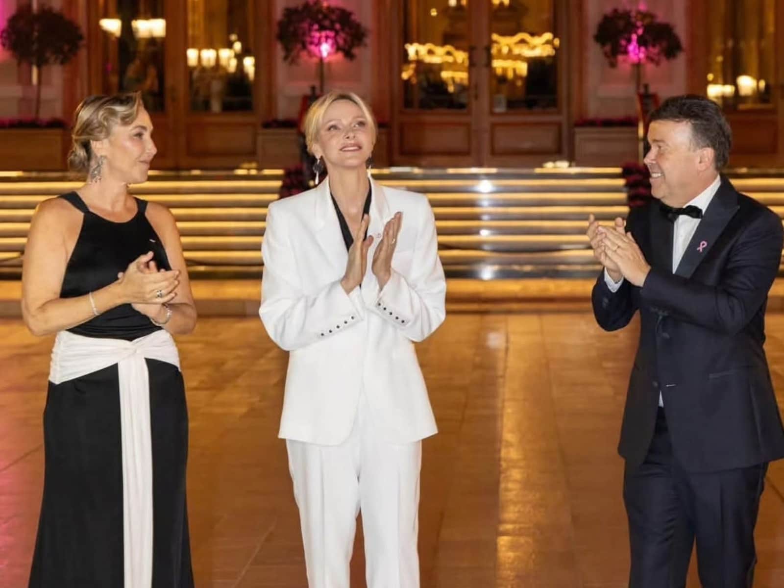 Heel Monaco kleurde roze, maar Charlène verscheen in wit van top tot teen