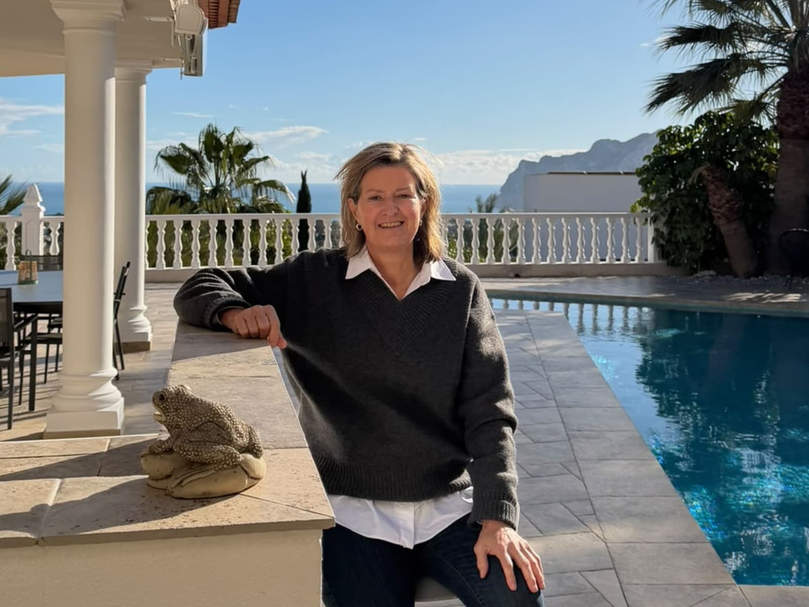 Ik ben thuis. Met dat gevoel steekt Alice Bos (62) de sleutel in het slot van haar tweede huis in Spanje. Elke maand laat ze haar drukke leven in Nederland even achter zich en reist naar L’Albir, een zonnige wijk tussen Altea en Benidorm in.