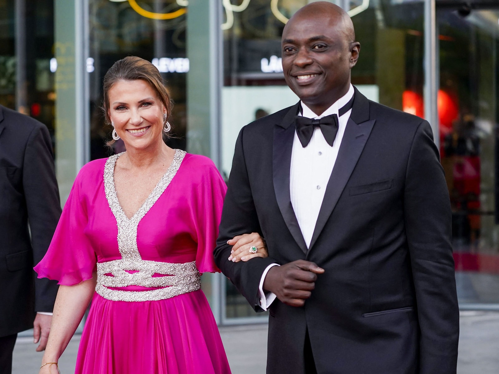 Märtha Louise en Durek eisen ruim €70 miljoen van exen, vrienden en zelfs zijn halfzus