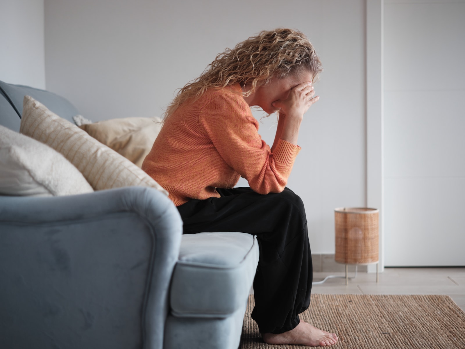 Twee jonge moeders, één familie en steeds meer pijn: ‘Ze kunnen elkaar niet meer luchten of zien’