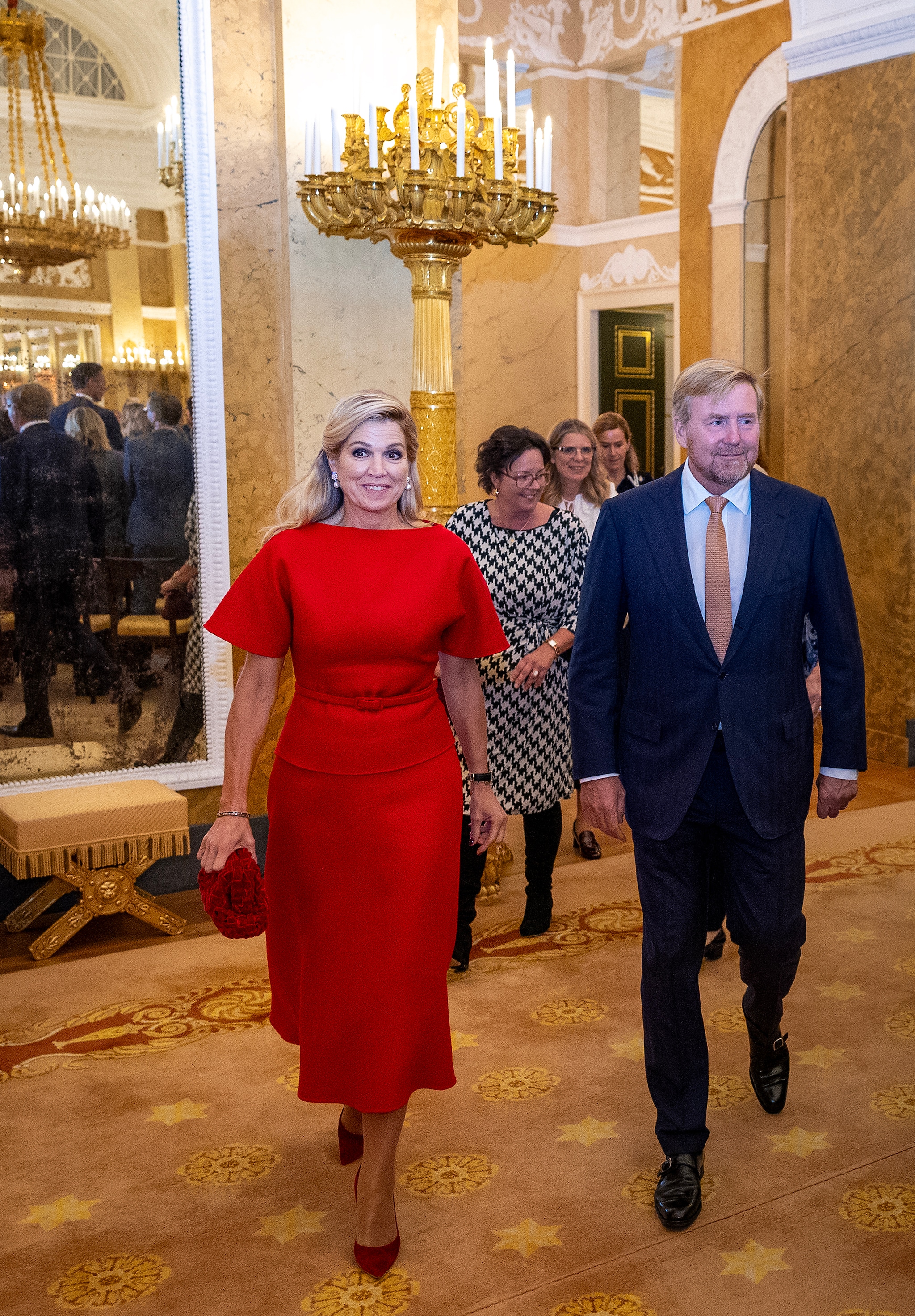 Koningin Máxima steelt de show in knalrood van top tot teen