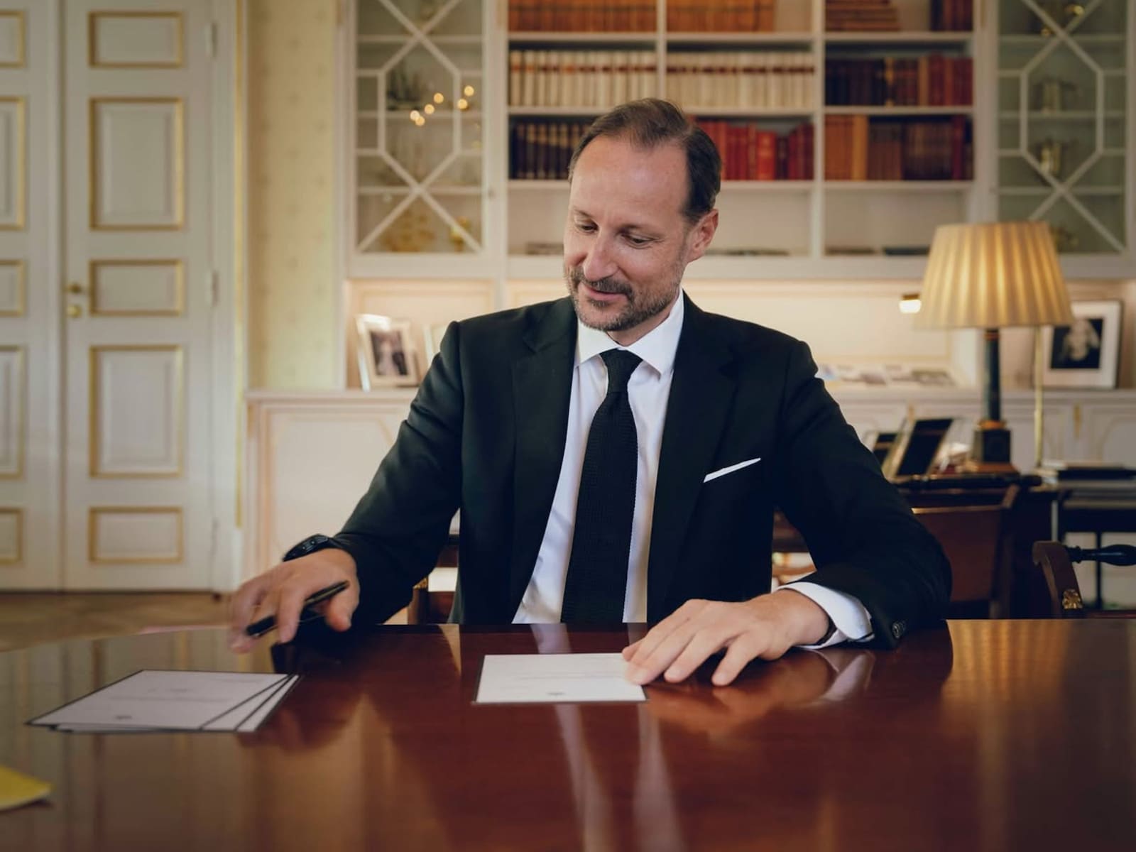 Noors koningshuis krimpt naar drie leden: Haakon moet voorlopig solo draaien