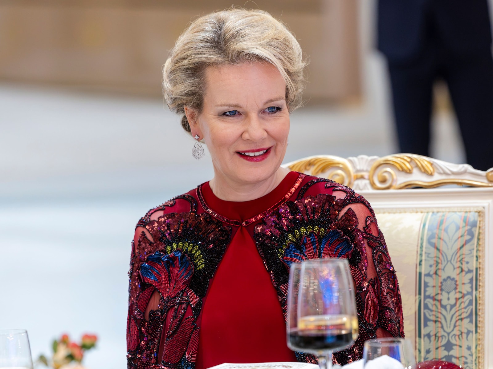 Deze sprookjescape van koningin Mathilde is zó bijzonder dat je de rode jumpsuit bijna mist