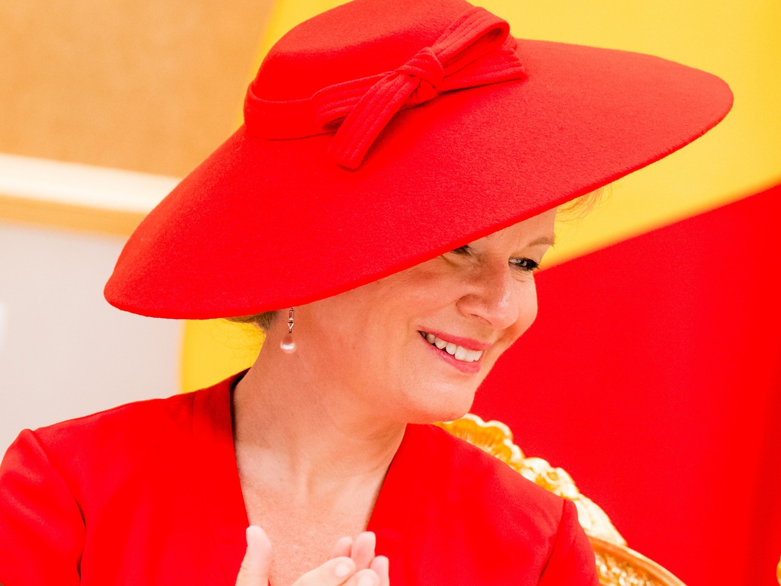 Van rode cape tot labjas: koningin Mathilde maakt van Kazachstan haar eigen catwalk
