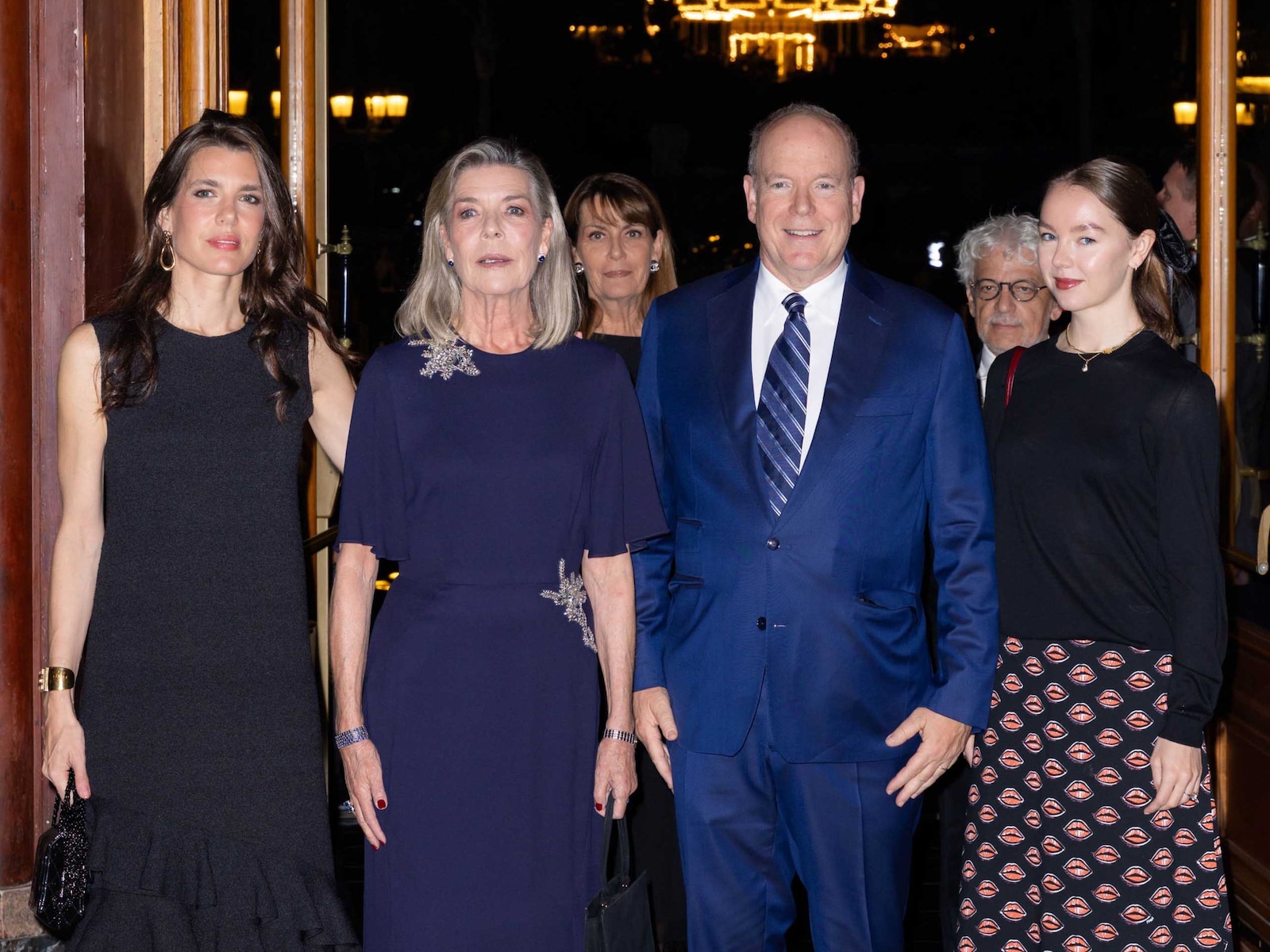 De ultieme ‘style has no age’-tip van prinses Caroline en haar leuke dochters Charlotte en Alexandra