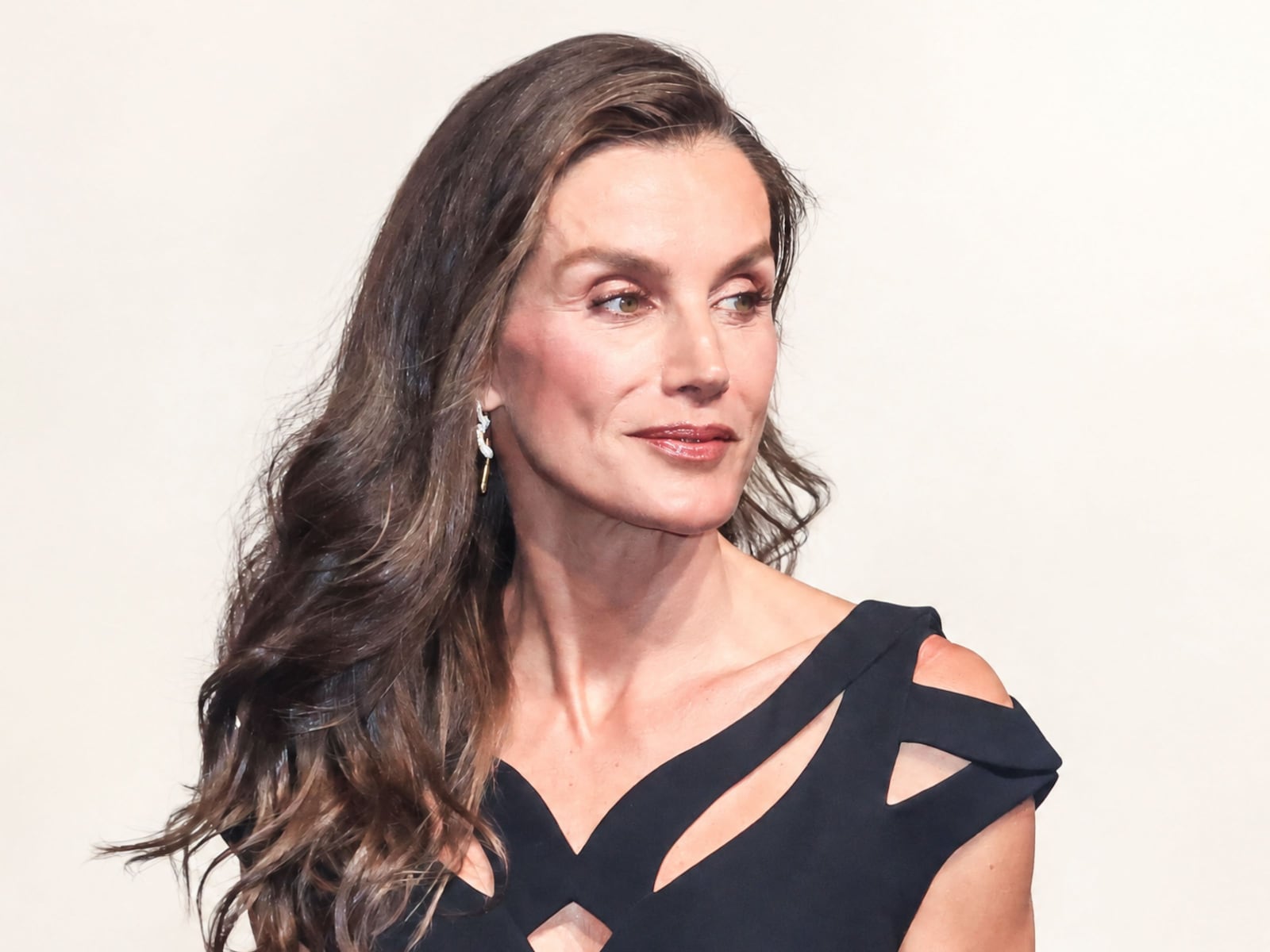 Koningin Letizia kiest voor een jurk met een halslijn waar je rustig een kwartier naar kunt kijken