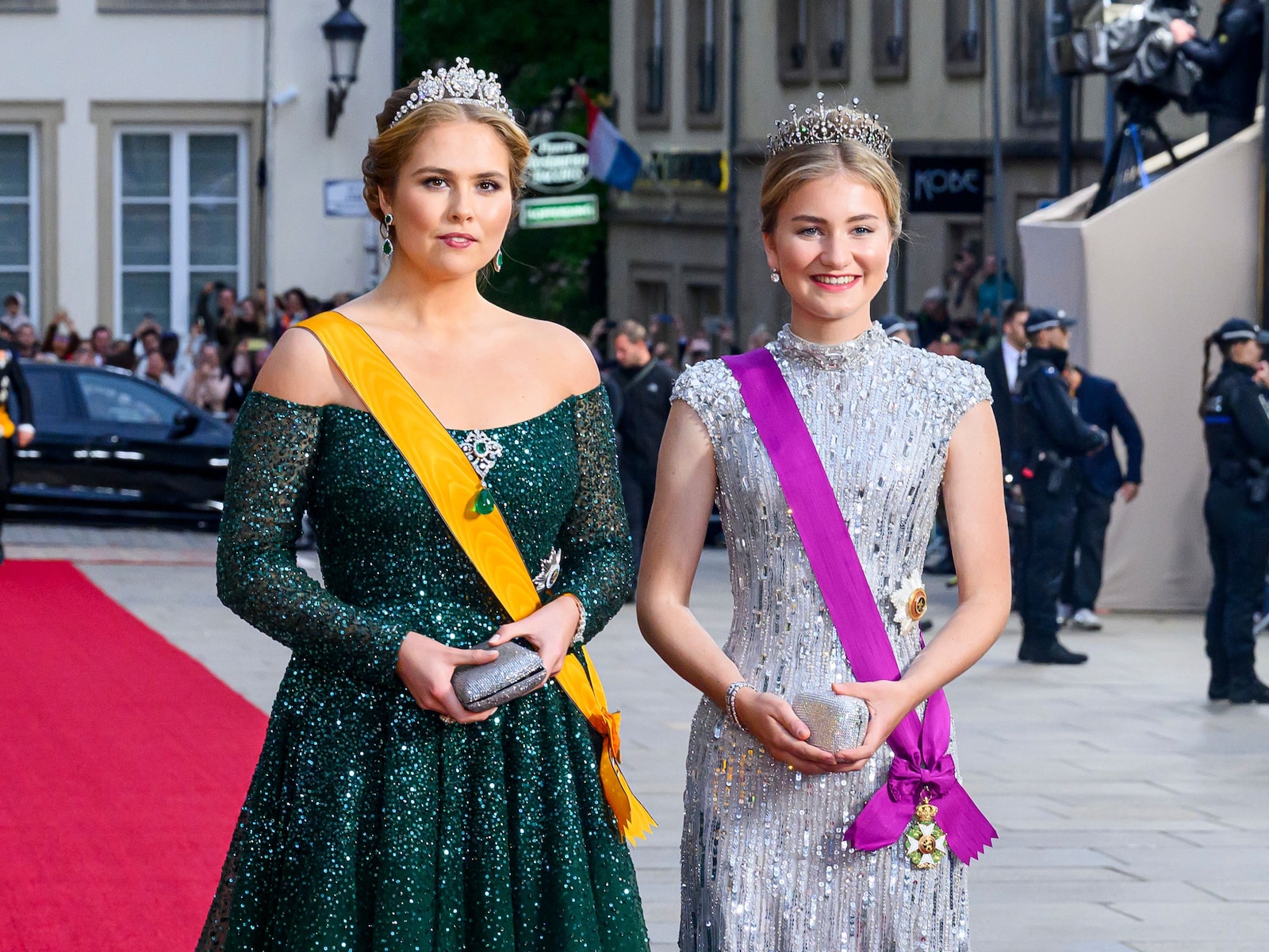 ‘Koninklijke Hoogheid!’ Amalia’s reactie op haar bodyguards is heerlijk nuchter: ‘Doe even normaal’