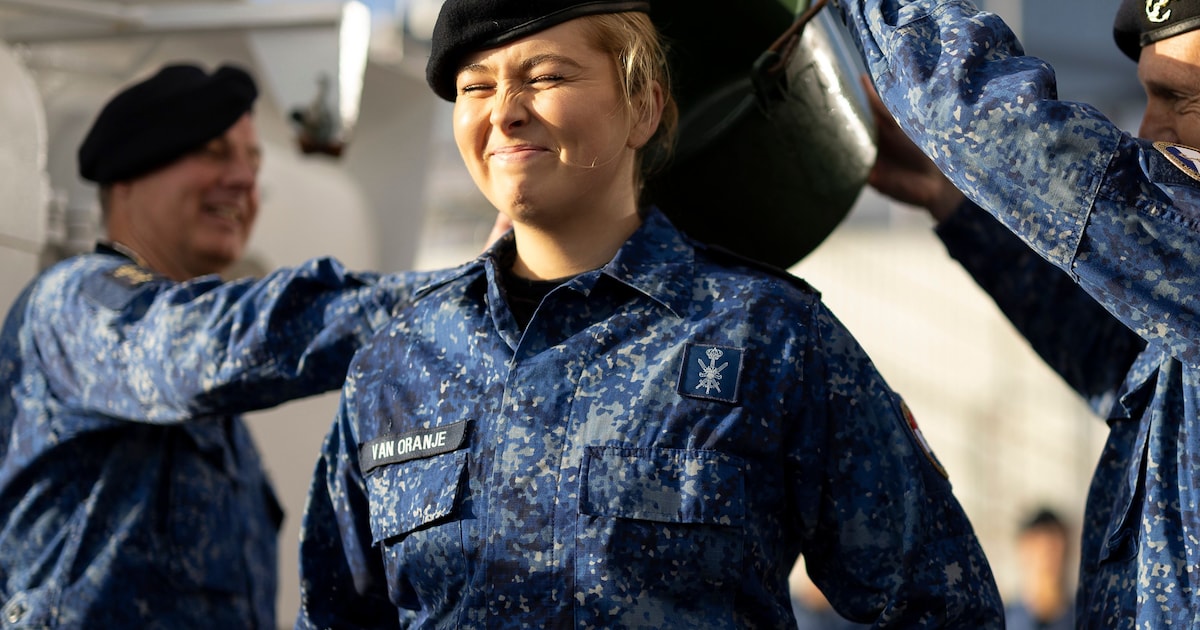 In een 48 meter hoge mast klimmen én gedoopt worden met een emmer zeewater: Amalia is nu sergeant va