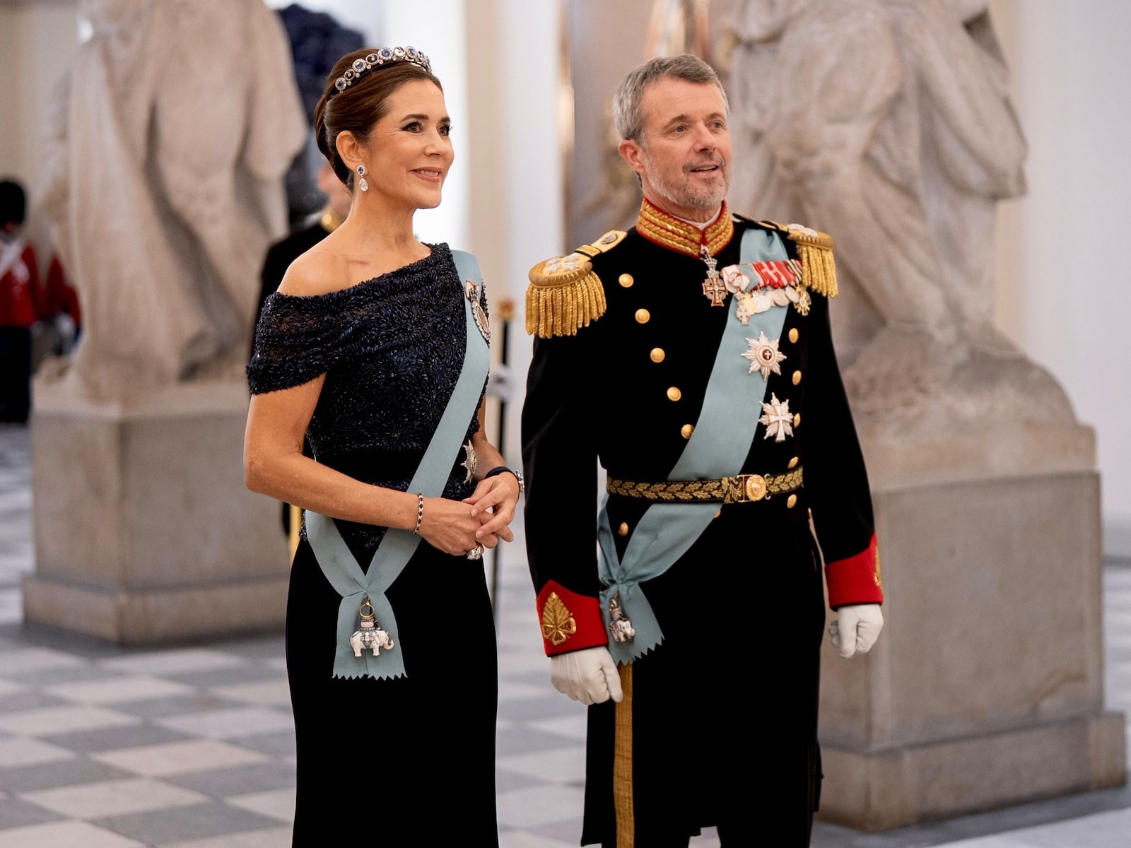 Een jurk uit 2014, een diadeem uit 1898: zo maakte koningin Mary haar staatsbanketlook helemaal nieuw
